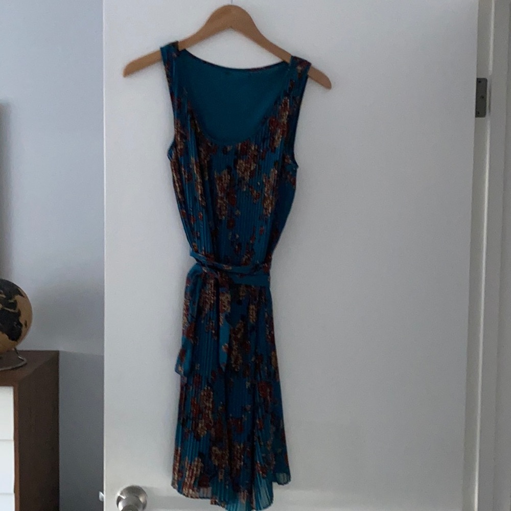 Sleeveless accordion print midi dress in small.